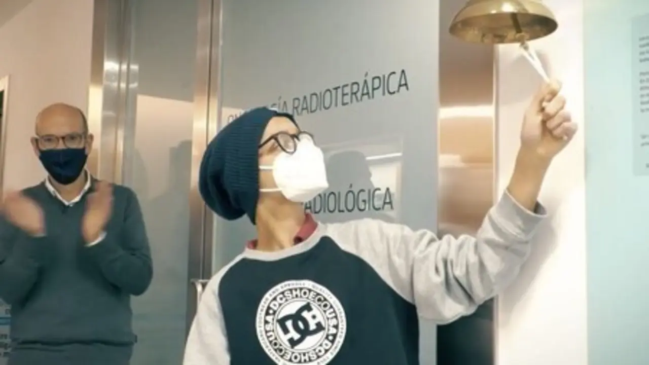  Gerard tocando la campana de lo svalientes 