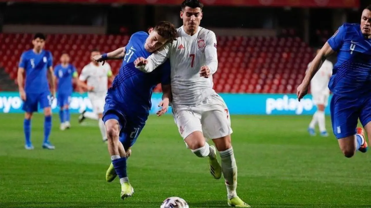  Morata peleando por un bal&oacute;n con un defensor griego - Selecci&oacute;n Espa&ntilde;ola de F&uacute;tbol 