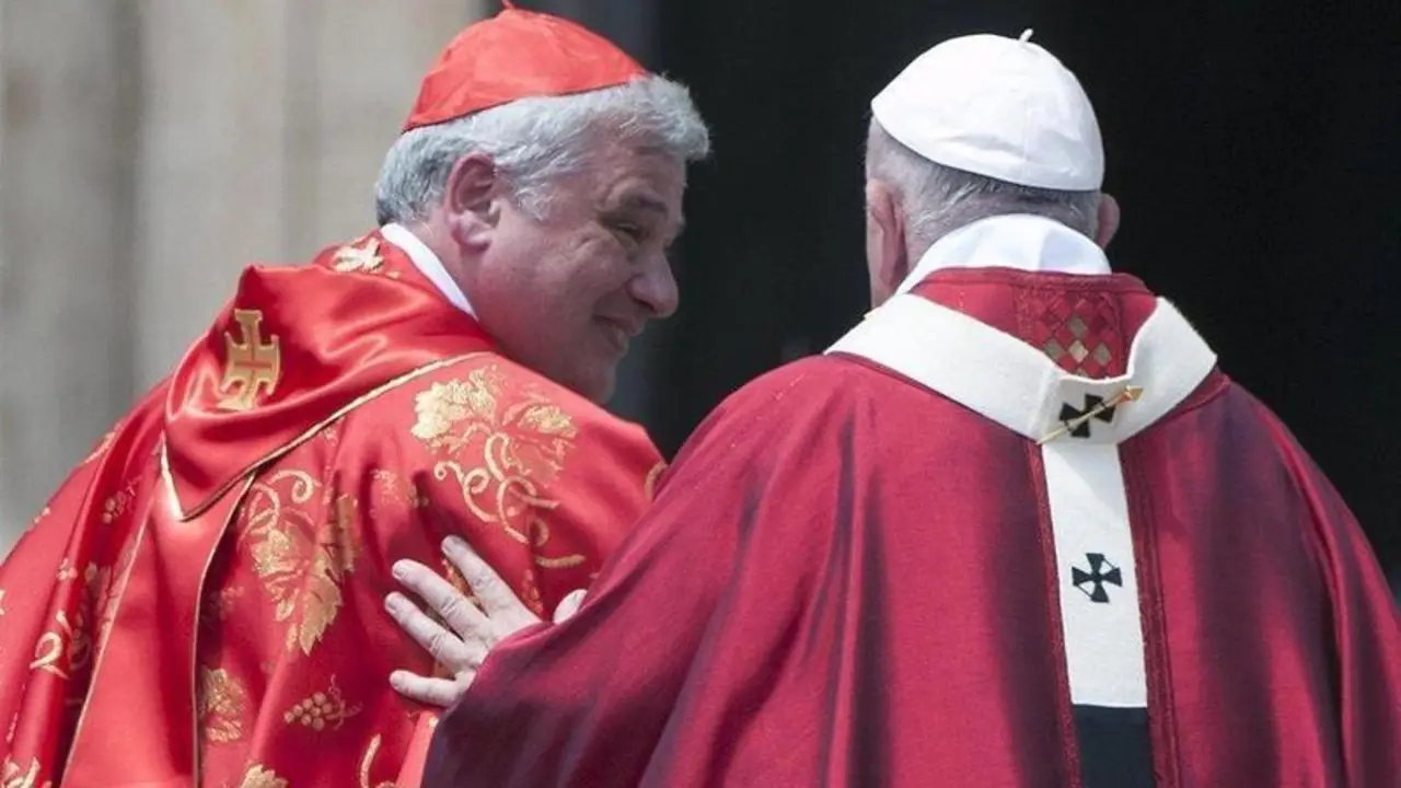  El Papa Francisco habla con el limosnero vaticano, el carcenal Konrad Krajewski, en 2019. // EP 