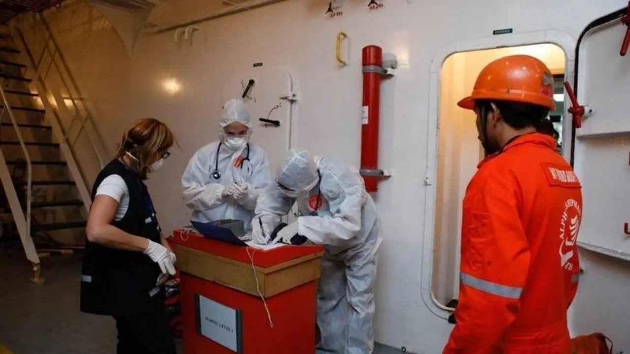  Controles de coronavirus en el interior de un barco. // Twitter 
