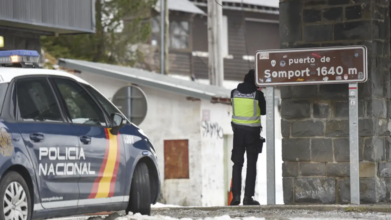  Archivo - Un agente hace guardia en el puesto fronterizo de Somport (Huesca) entre Espa&ntilde;a y Francia tras el cierre de fronteras acordado por el Gobierno, en Huesca / Arag&oacute;n (Espa&ntilde;a), a 17 de marzo de 2020. - Ver&oacute;nica Lacasa - Europa Press - Archivo 