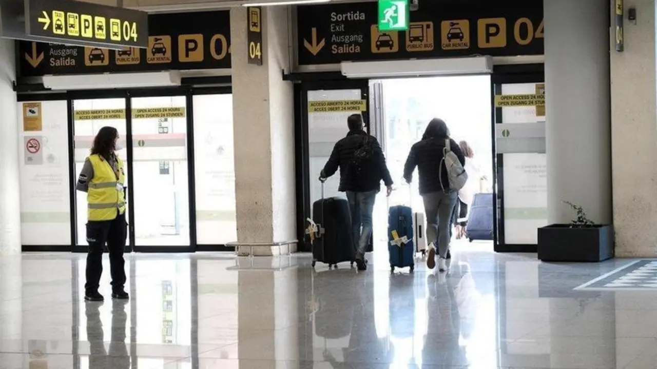  Viajeros en el Aeropuerto de Palma | EP 