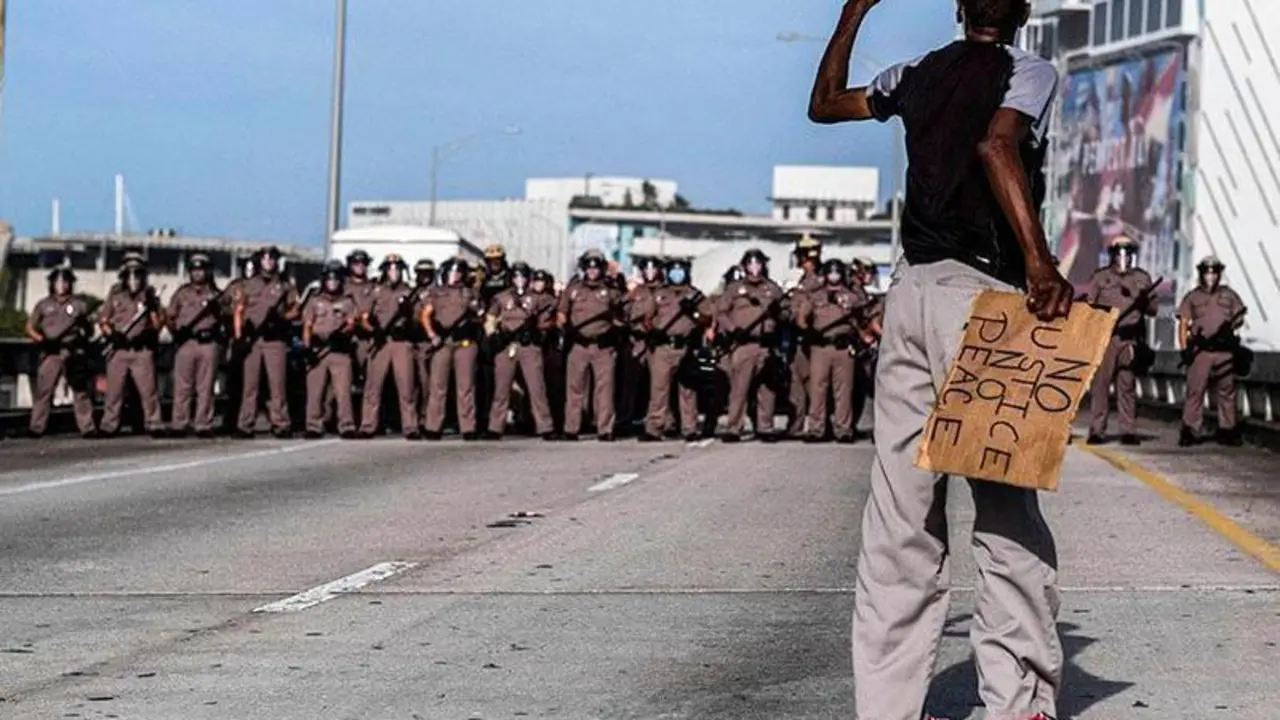  Manifestaci&oacute;n contra el racismo en Florida, v&iacute;a twitter: @MegafonoPopular 