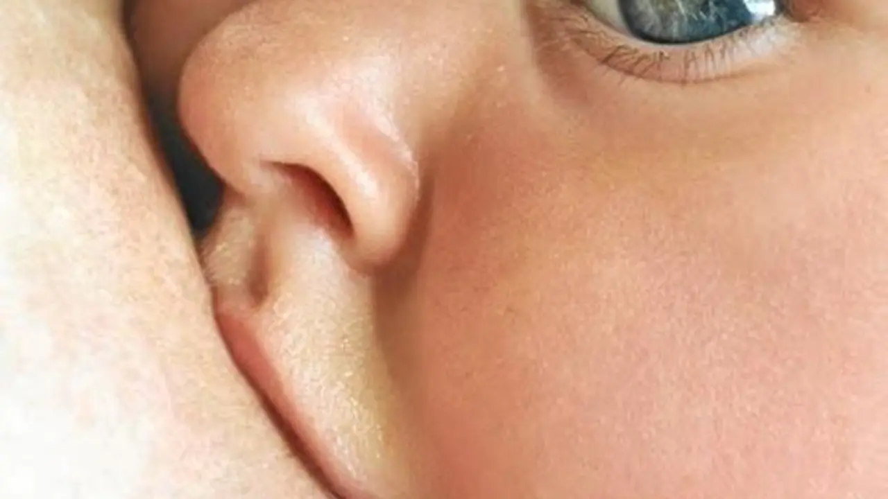  Beb&eacute; tomando el pecho. 