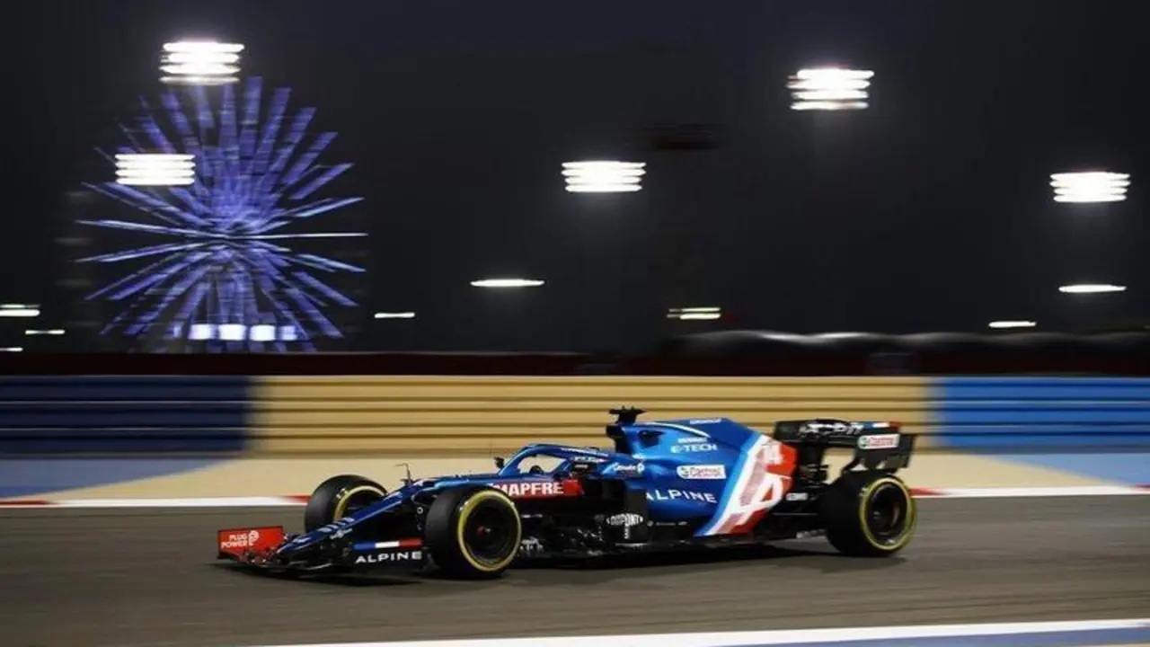 Fernando Alonso conduciendo su Alpine en el GP de Bahr&eacute;in