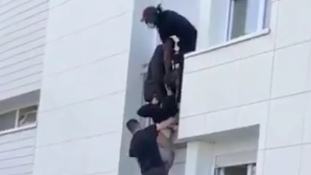  Im&aacute;genes del incendio, v&iacute;a Twitter: @FourneLaurentOf 