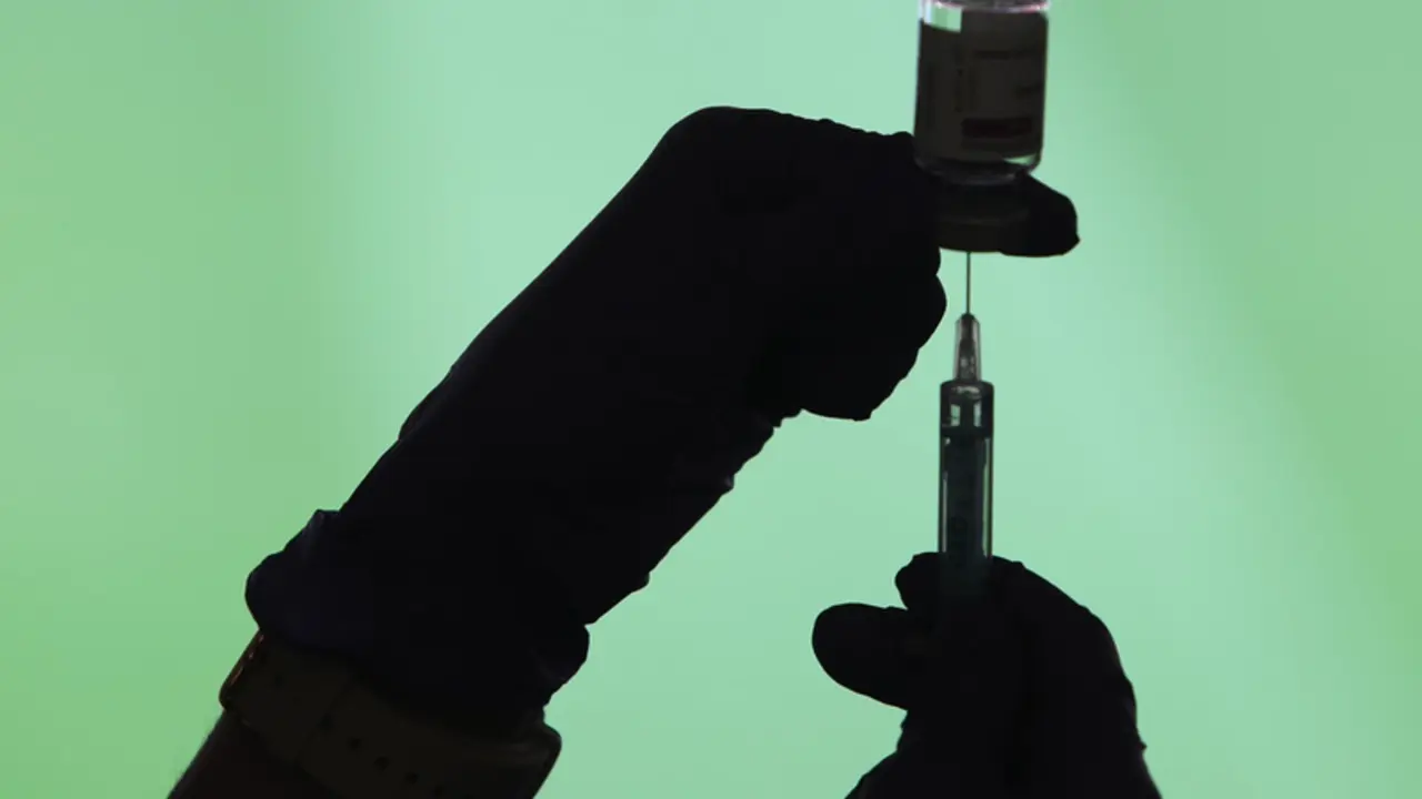  Un profesional sanitaria sostiene una jeringuilla y un vial con la vacuna del Covid-19, en un dispositivo instalado en el Estadio Wanda Metropolitano, en Madrid (Espa&ntilde;a), a 30 de marzo de 2021. - Marta Fern&aacute;ndez Jara - Europa Pres 