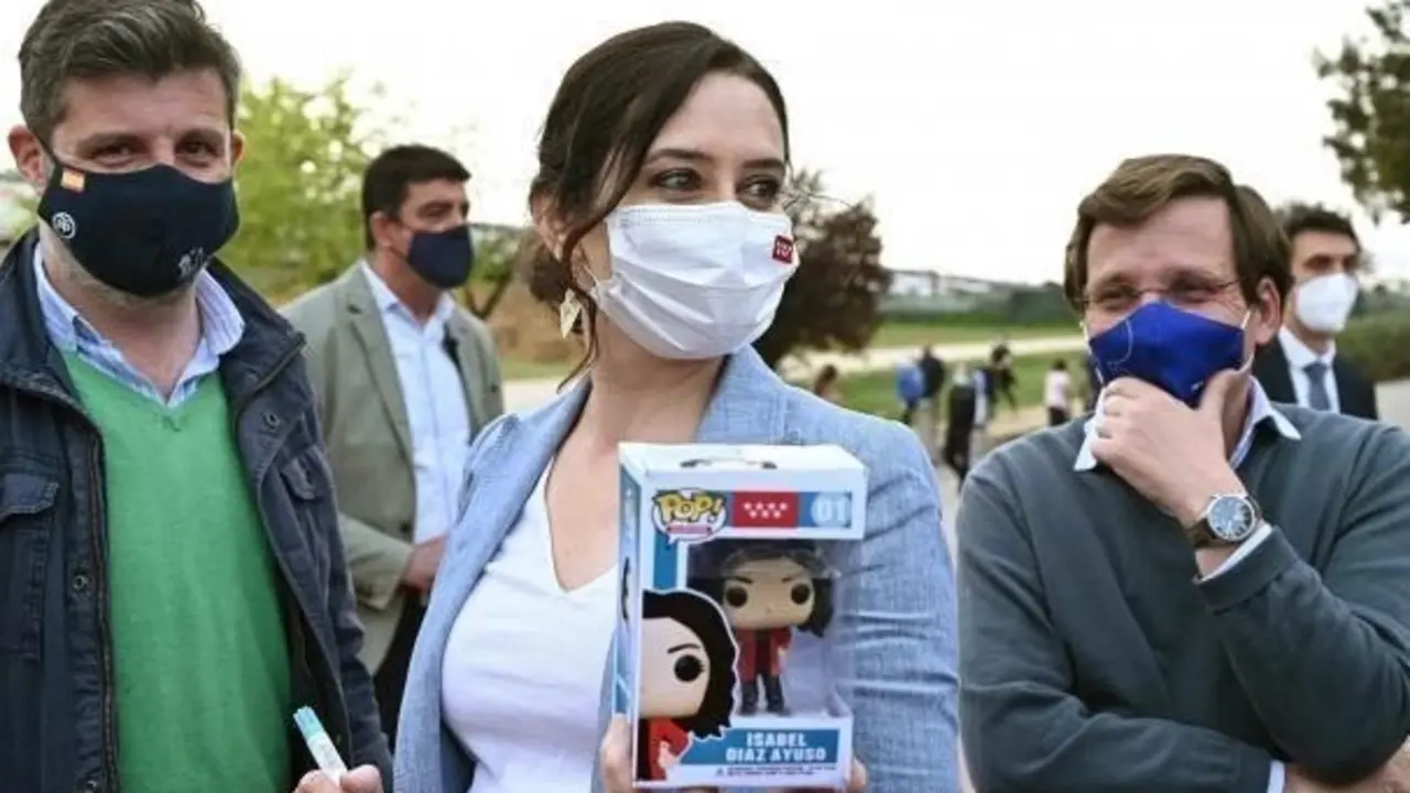  Isabel D&iacute;az Ayuso con su Funko personalizado, v&iacute;a Twitter: @Charless_GM 