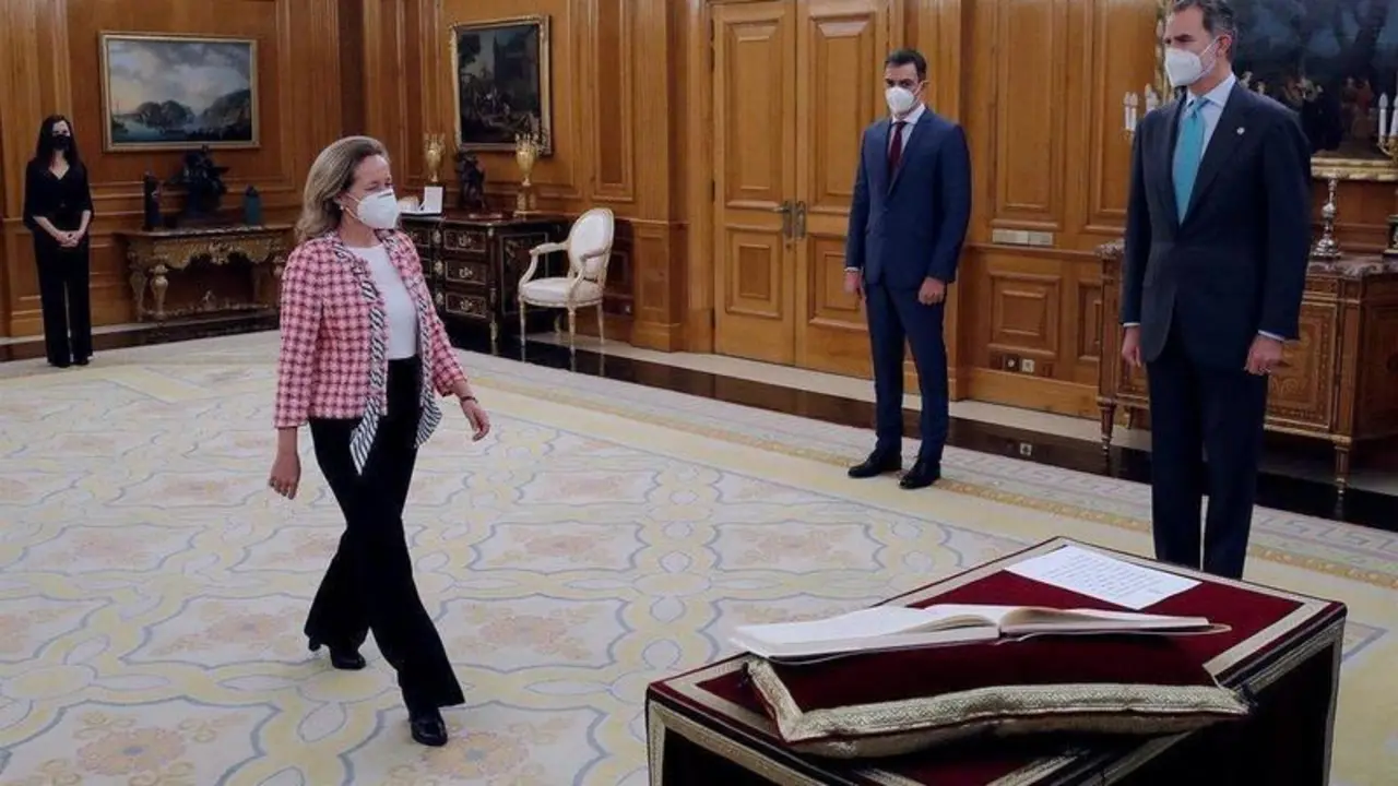  El Rey Felipe VI preside la jura o promesa de la vicepresidenta segunda y ministra de Asuntos Econ&oacute;micos y Transformaci&oacute;n Digital, Nadia Calvi&ntilde;o, en el Palacio de la Zarzuela. // EP 