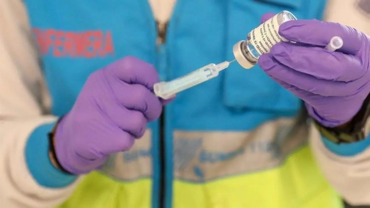  Un profesional sanitaria sostiene una jeringuilla y un vial con la vacuna del Covid-19, en un dispositivo instalado en el Estadio Wanda Metropolitano, en Madrid (Espa&ntilde;a), a 30 de marzo de 2021. - Marta Fern&aacute;ndez Jara - Europa Press 