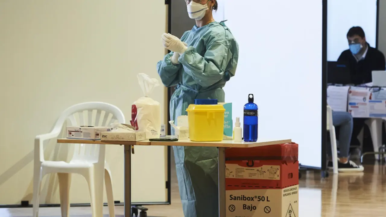  Una profesional sanitaria, en un dispositivo de vacunaci&oacute;n masiva frente al Covid-19, en el Palacio de Exposiciones y Congresos de Santander, en Cantabria (Espa&ntilde;a). - Juan Manuel Serrano Arce - Europa Press 