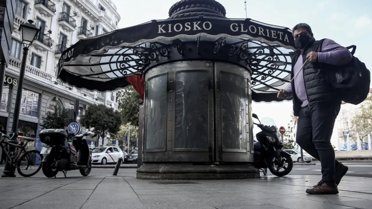  Archivo - Quiosco cerrado en la glorieta de Bilbao en Madrid, a 24 de octubre de 2020. Solo en Madrid capital hay 350 quioscos y locales de prensa, despu&eacute;s de que hayan tenido que cerrar otros 32 por los efectos del coronavirus, mientras que el descenso e - Ricardo Rubio - Europa Press - Archivo 