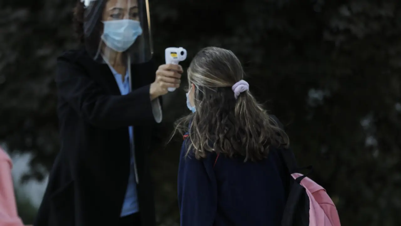  Archivo - Toma de temperatura a alumnos en un colegio de Madrid - Jes&uacute;s Hell&iacute;n - Europa Press - Archivo 