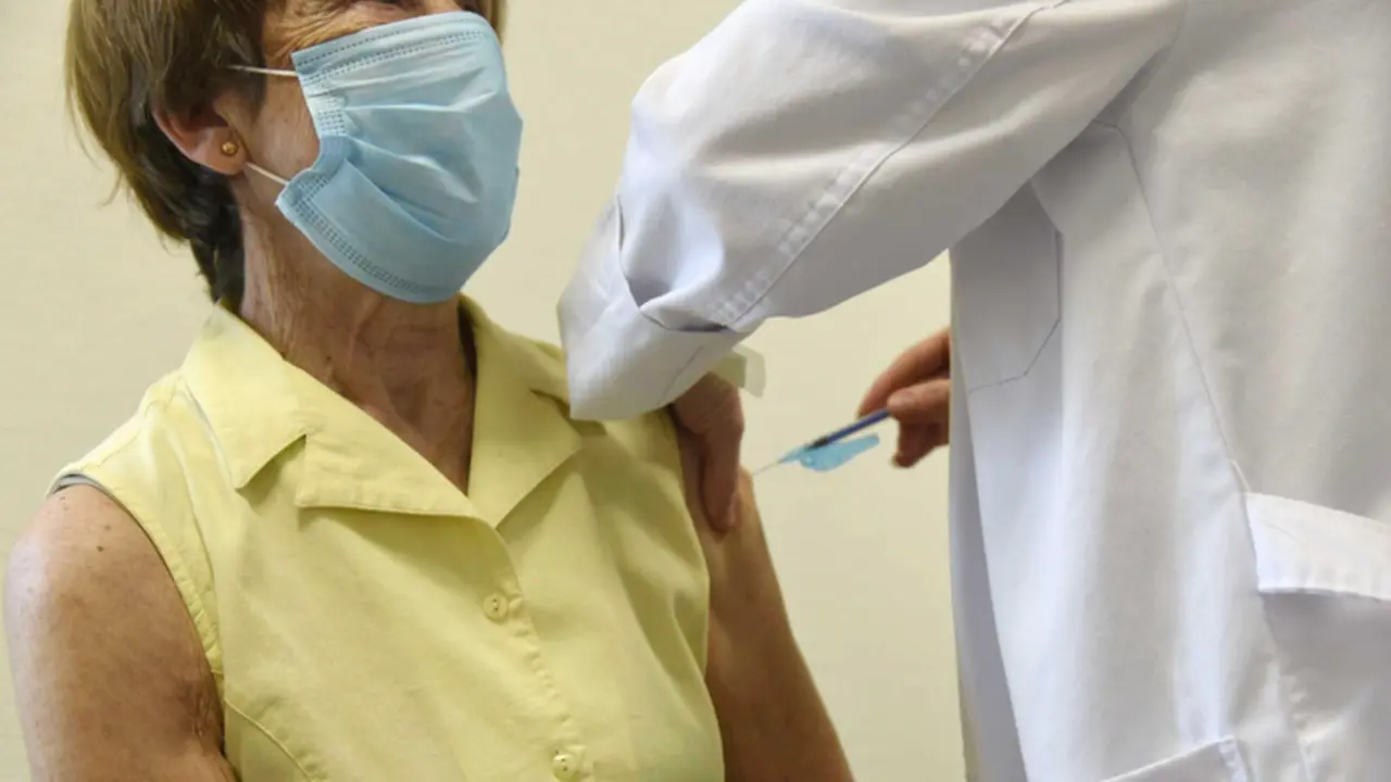  mantiene en Semana Santa la vacunaci&oacute;n de mayores de 80 a&ntilde;os para comenzar luego con los de 79 a 75 