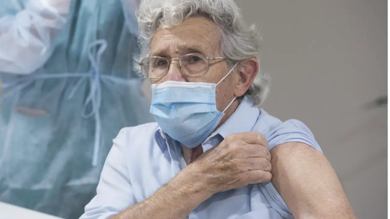  Alberto D&iacute;az es el segundo usuario de la residencia en recibir la segunda dosis de la vacuna Pfizer-BioNTech contra el coronavirus en el Centro Polivalente de Recursos Residencia Mixta de Gij&oacute;n, Asturias (Espa&ntilde;a), a 18 de enero de 2021. - EUROPA PRESS/J.Peteiro. POOL - Europa Press 