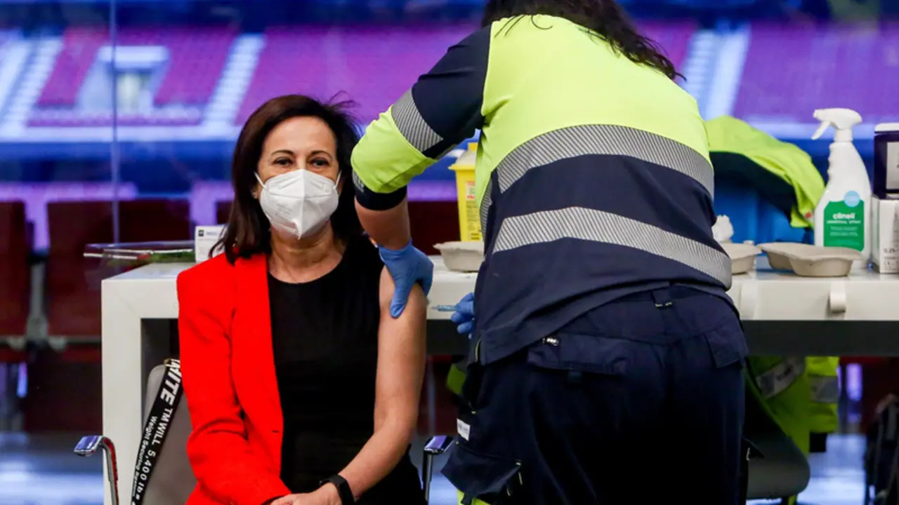  Un sanitario vacuna a la ministra de Defensa, Margarita Robles en el Wanda Metropolitano, en Madrid (Espa&ntilde;a), a 1 de abril de 2021. Margarita Robles fue citada para vacunarse este jueves dentro del plan sanitario de la Comunidad de Madrid, que administra - Ricardo Rubio - Europa Press 