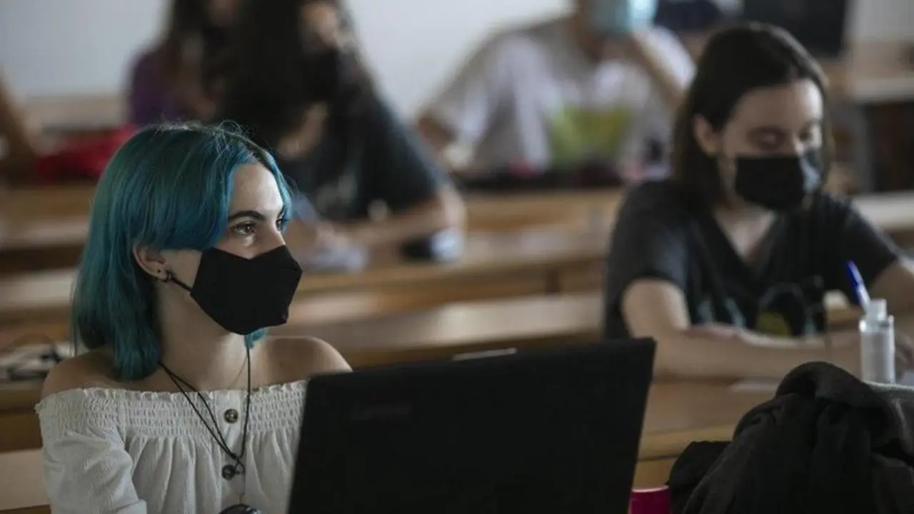  Alumnos en clase en la facultad de Comunicaci&oacute;n de la Universidad de Sevilla a 05 de octubre de 2020. - Mar&iacute;a Jos&eacute; L&oacute;pez - Europa Press - Archivo 
