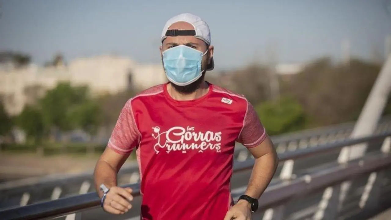  Un corredor con mascarilla en el primer d&iacute;a en que el Gobierno permite salir a hacer deporte de forma individual - Mar&iacute;a Jos&eacute; L&oacute;pez - Europa Press - Archivo 