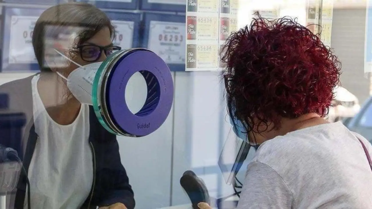 mujer-comprando-loteria-primitiva-bonoloto-mascarilla 