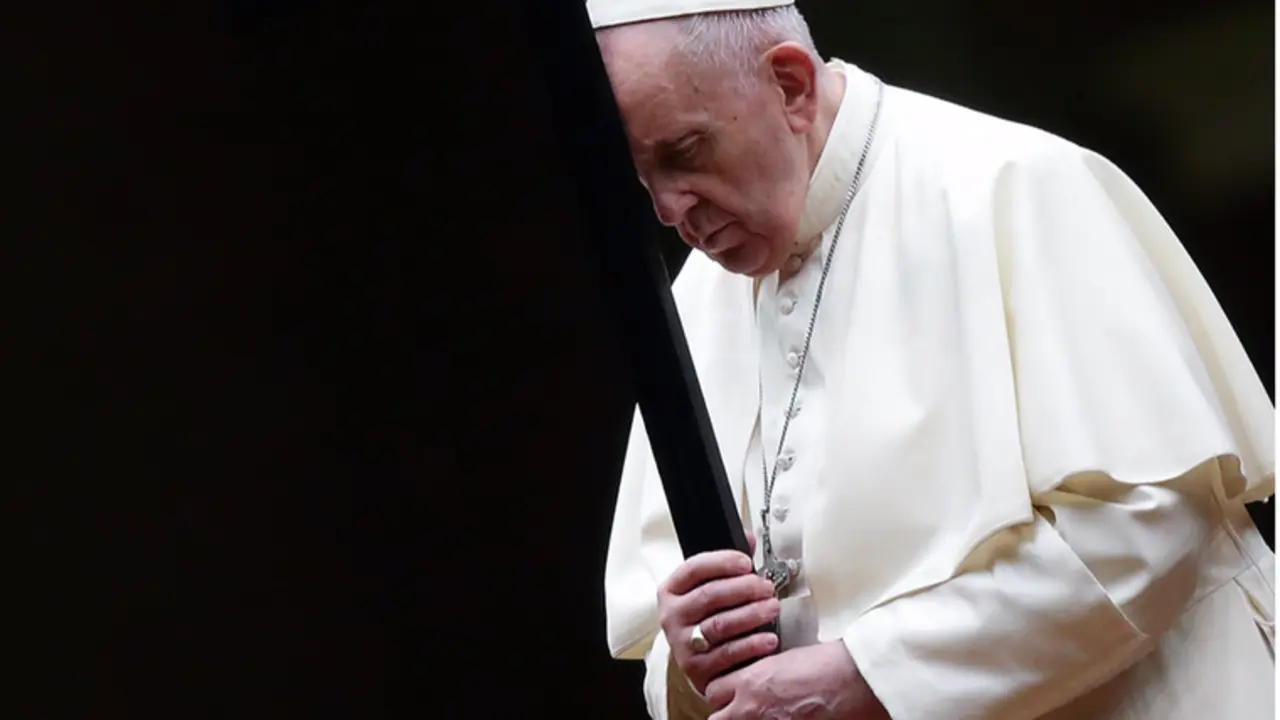  El Papa Francisco encabeza la procesi&oacute;n del V&iacute;a Crucis en una Plaza de San Pedro vac&iacute;a durante las celebraciones del Viernes Santo, este viernes 2 de abril - Evandro Inetti/ZUMA Wire/dpa 