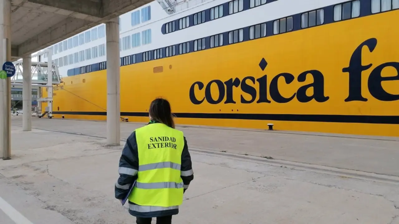  Un miembro del personal de Sanidad Exterior realiza el control de PCR a pasajeros del ferry Toulon-Alc&uacute;dia. - SANIDAD EXTERIOR 