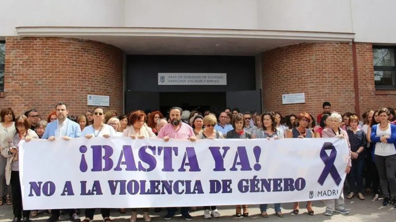  Minuto_de_silencio_por_las_&uacute;ltimas_v&iacute;ctimas_de_violencia_machista_(04) 
