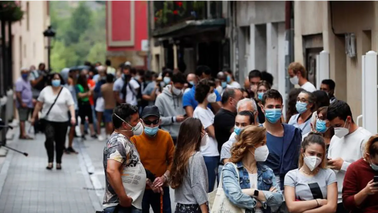  Personas con mascarillas. 