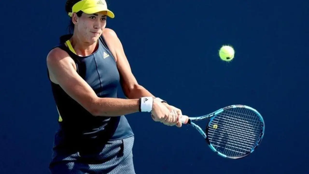  Garbi&ntilde;e Muguruza golpeando una pelota de rev&eacute;s 