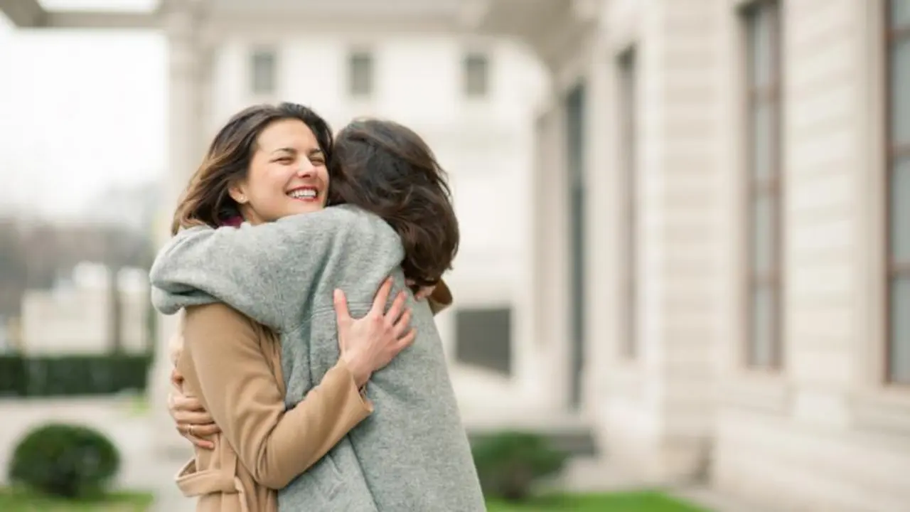  abrazo-amigas-hermanas 