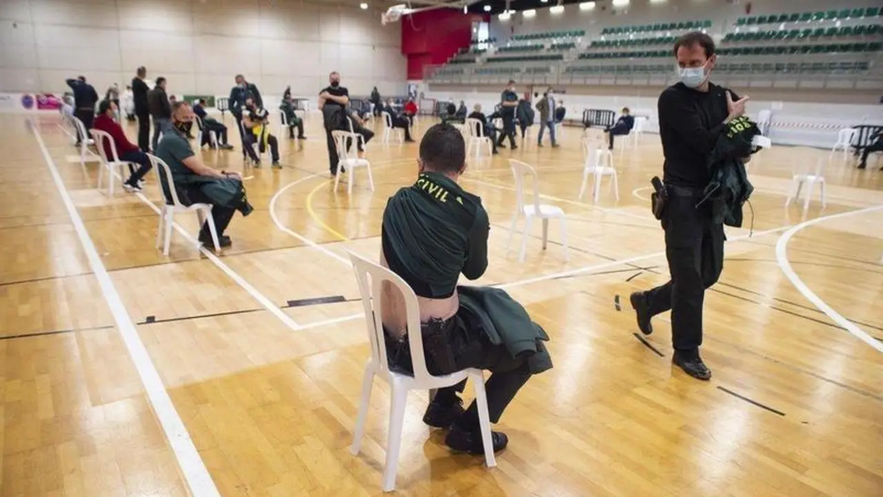  Varios agentes de la Guardia Civil de Cartagena participan en el proceso para recibir la vacuna contra la Covid en marzo 