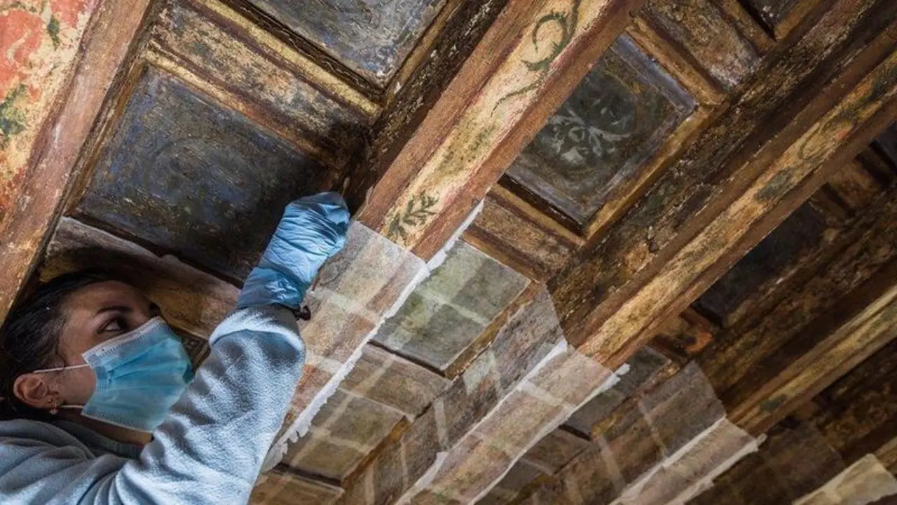  La Alhambra restaura la policrom&iacute;a del alfarje del Peinador de la Reina. // EP 