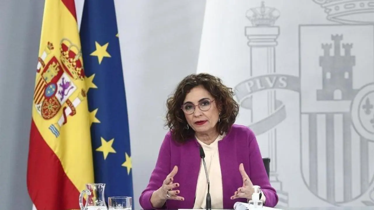  La ministra de Hacienda y portavoz del Gobierno, Mar&iacute;a Jes&uacute;s Montero, durante una rueda de prensa posterior al Consejo de Ministros, en La Moncloa, en Madrid (Espa&ntilde;a) 