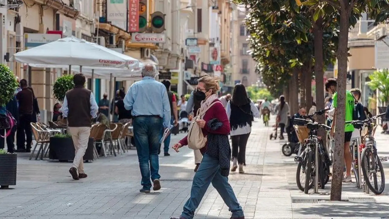  Gente paseando por calle Jose Cruz Conde / Pilar Gázquez. 