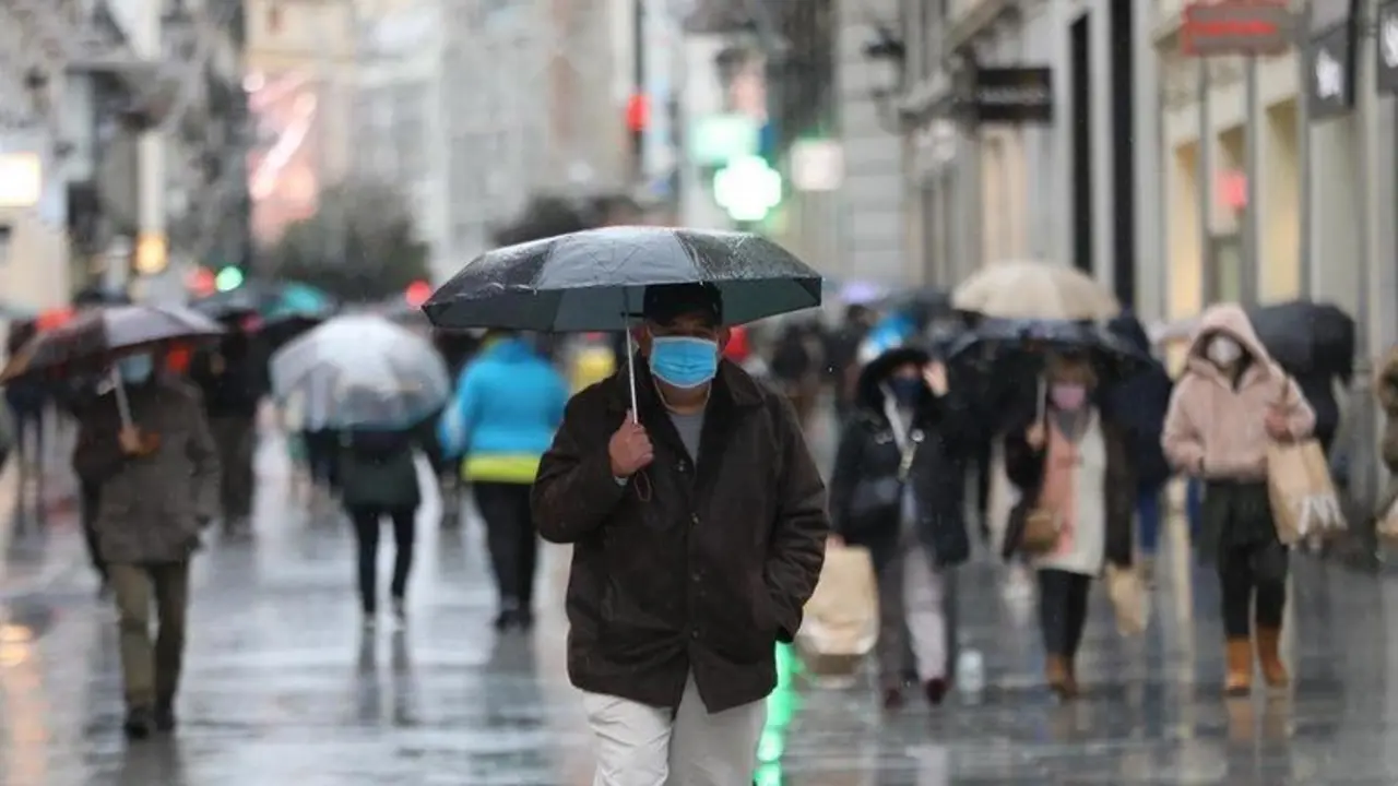  Archivo - Transe&uacute;ntes pasean protegidos con paraguas por el centro de la capital, en Madrid, (Espa&ntilde;a), a 27 de noviembre de 2020. - Marta Fern&aacute;ndez Jara - Europa Press - Archivo 