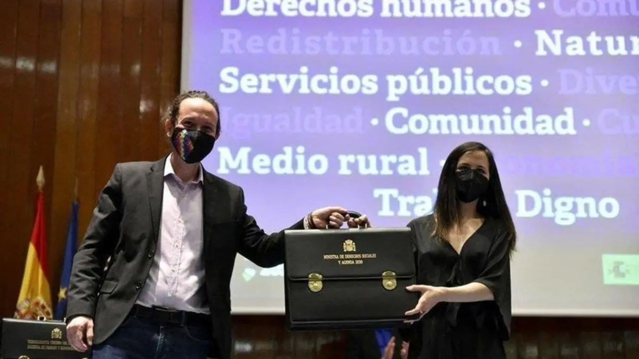  Iglesias traspasa la cartera de Derechos Sociales y Agenda 2030 a Ione Belarra. // Twitter 