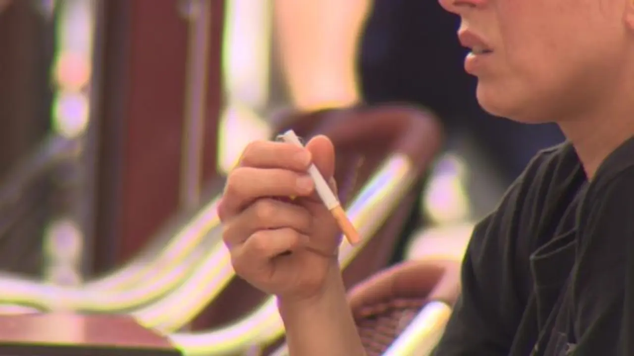  Imagen de archivo de una persona fumando. Europa Press 