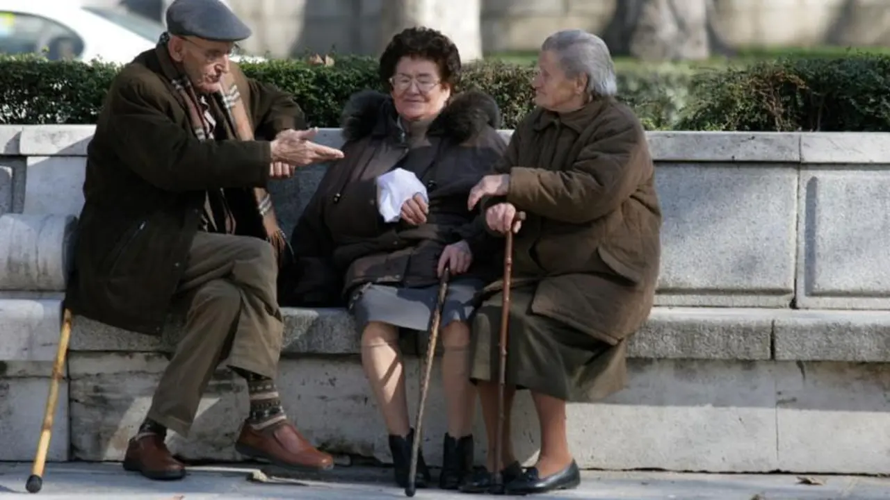  Ancianos charlando. Imagen: ONCE 