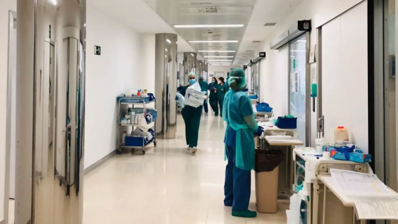  Profesionales sanitarios en el Hospital Cl&iacute;nico Virgen de la Victoria de M&aacute;laga (Foto de archivo). - JUNTA DE ANDALUC&Iacute;A - Archivo 