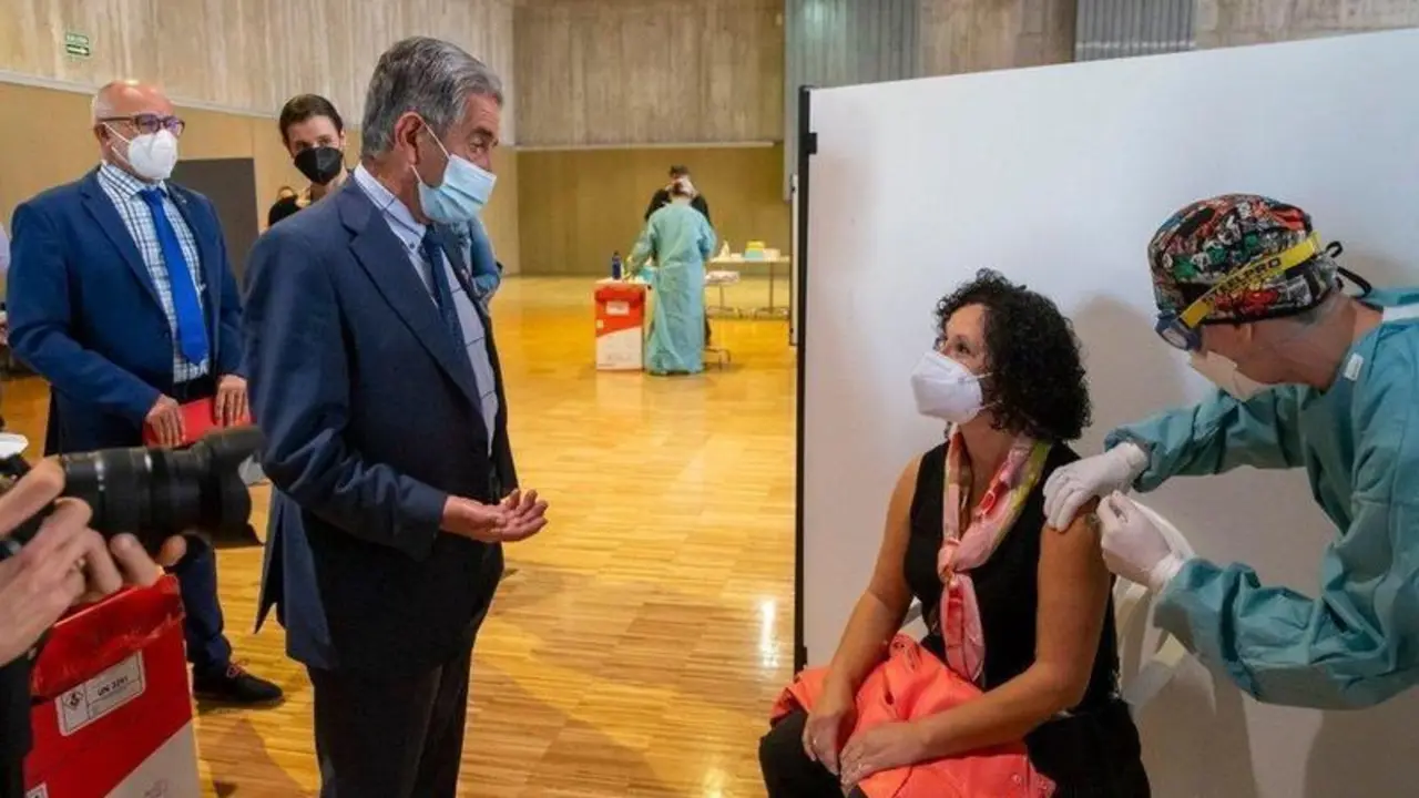  Miguel &Aacute;ngel Revilla, presidente de Cantabria, en la vacunaci&oacute;n masiva llevada a cabo en Palacio de Exposiciones de Santander. // Twitter 