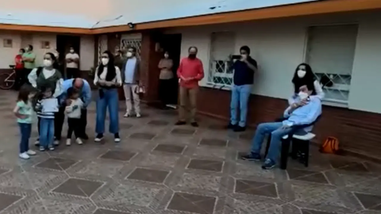  Imagen del video del recibimiento de Lu&iacute;s 