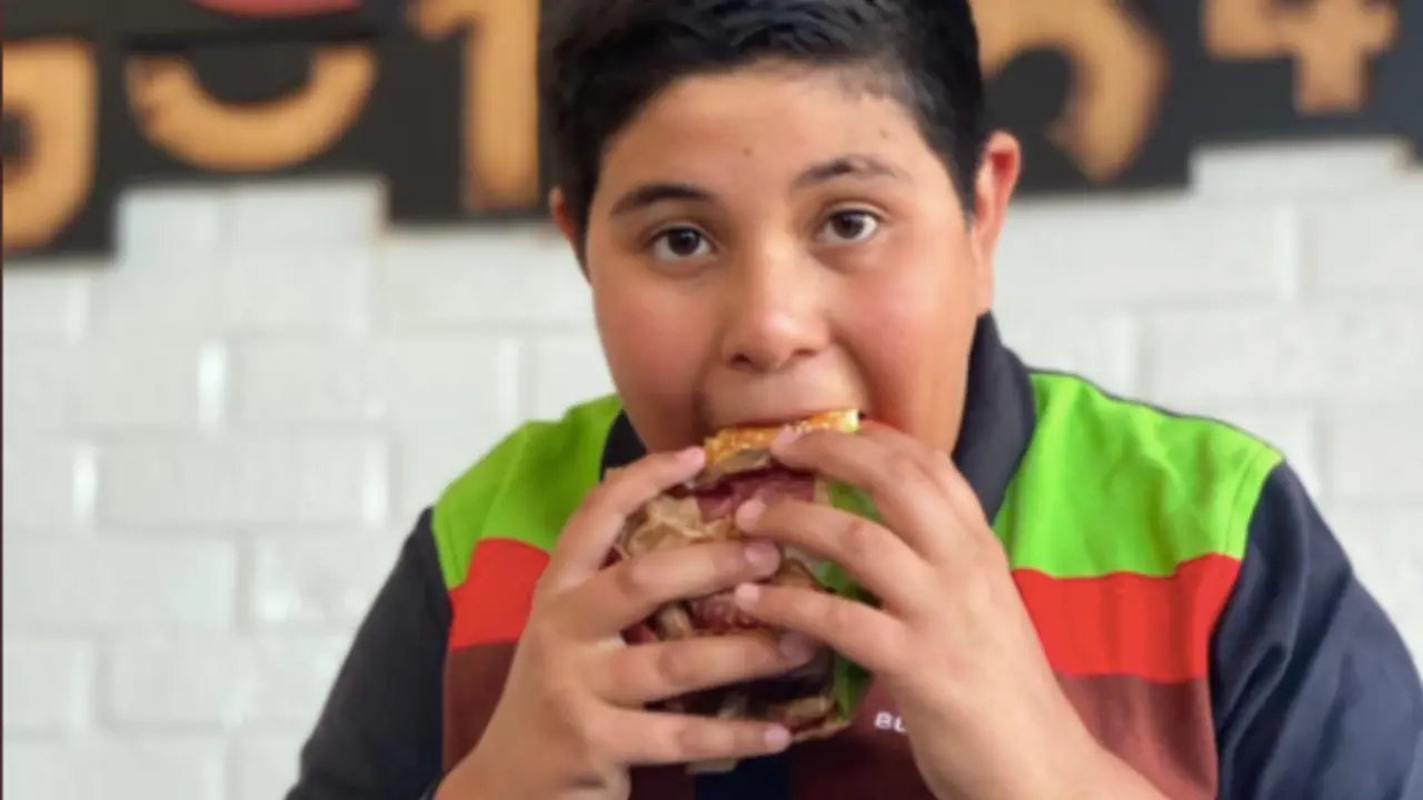  El&iacute;as Navarro, en la campa&ntilde;a de Burger King Costa Rica, visto en Twitter: @BurgerKingCR1 