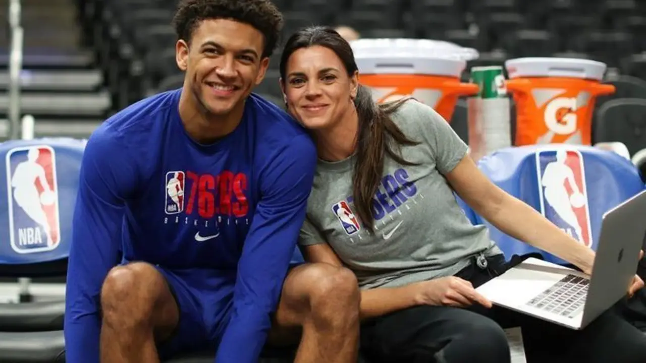  Lorena Torres al lado del jugador de los Sixers, Matisse Thybulle 
