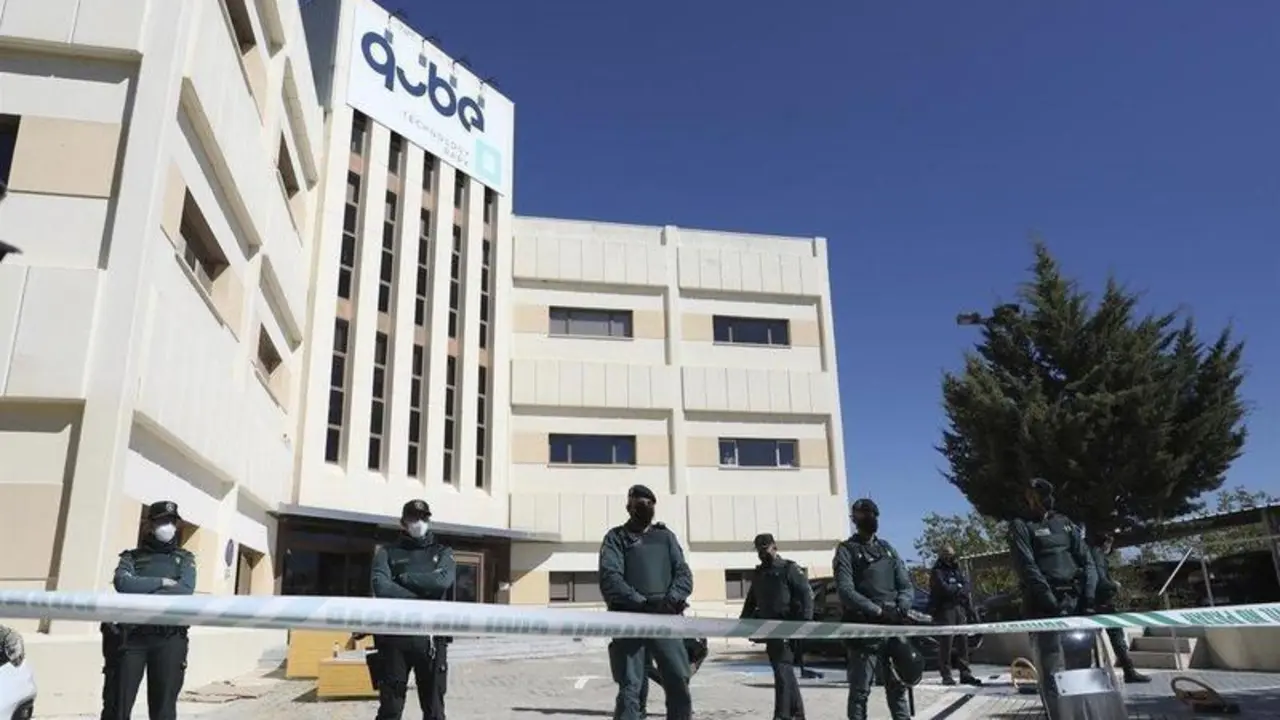  Varios guardias civiles frente a las instalaciones del laboratorio Vivotecnia, este lunes, en Tres Cantos (Madrid) - Marta Fern&aacute;ndez Jara - Europa Press 