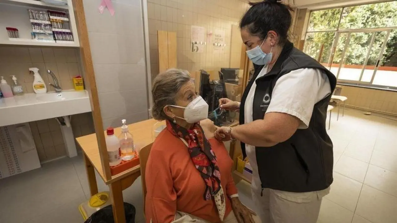  Una sanitaria vacuna a una mujer mayor de 80 a&ntilde;os con la dosis de Pfizer en el ambulatorio Virgen Peregrina, en Pontevedra, Galicia (Espa&ntilde;a), a 1 de abril de 2021. - Beatriz Ciscar - Europa Press 
