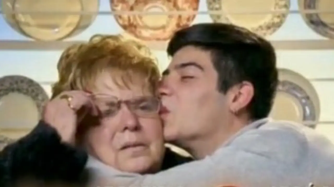  Jose Maria y su abuela fundi&eacute;ndose en su tierno abrazo 
