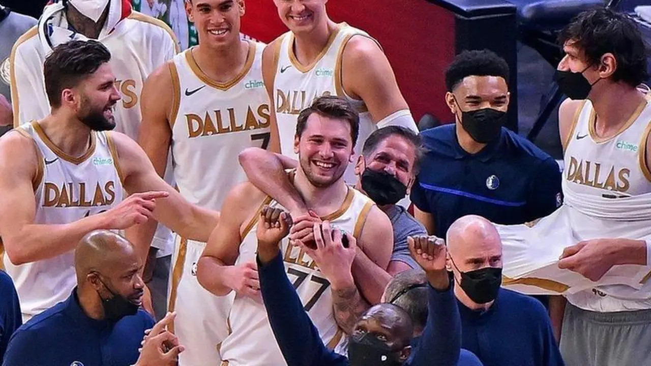  Luka Doncic y su equipo (Dallas Mavericks) celebrando la canasta del esloveno sobre la bocina 