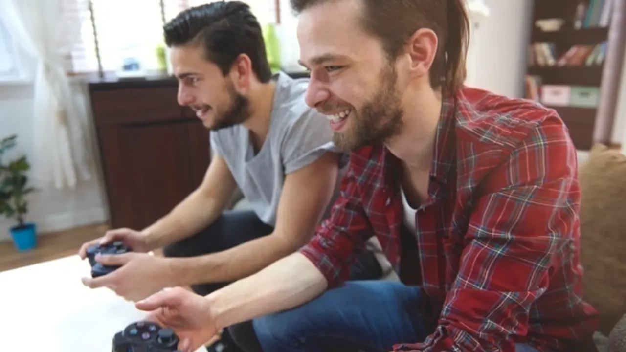  hombres-carinosos-jugando-playstation-sala-estar_329181-9937 