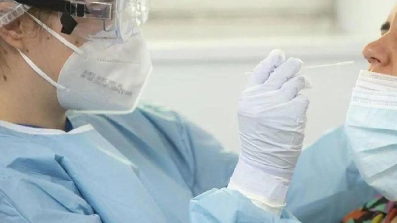  M&eacute;dico haciendo una PCR 