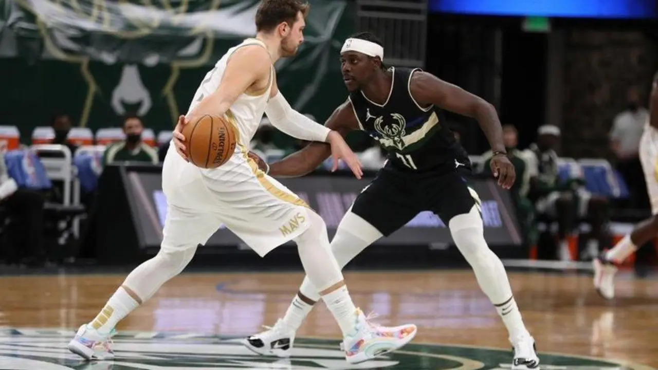  Luka Doncic disputando un partido contra Milwaukee Bucks 