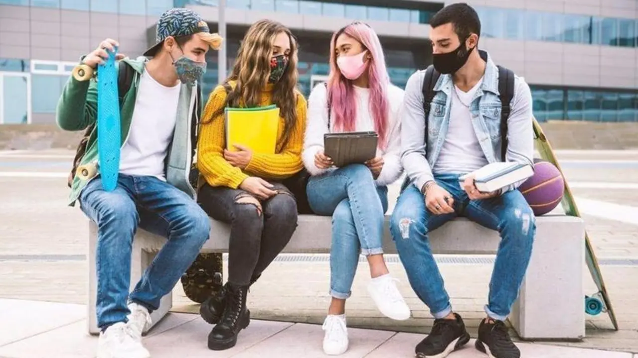  Grupo de j&oacute;venes en una foto de archivo. - DIPUTACI&Oacute;N DE BARCELONA 